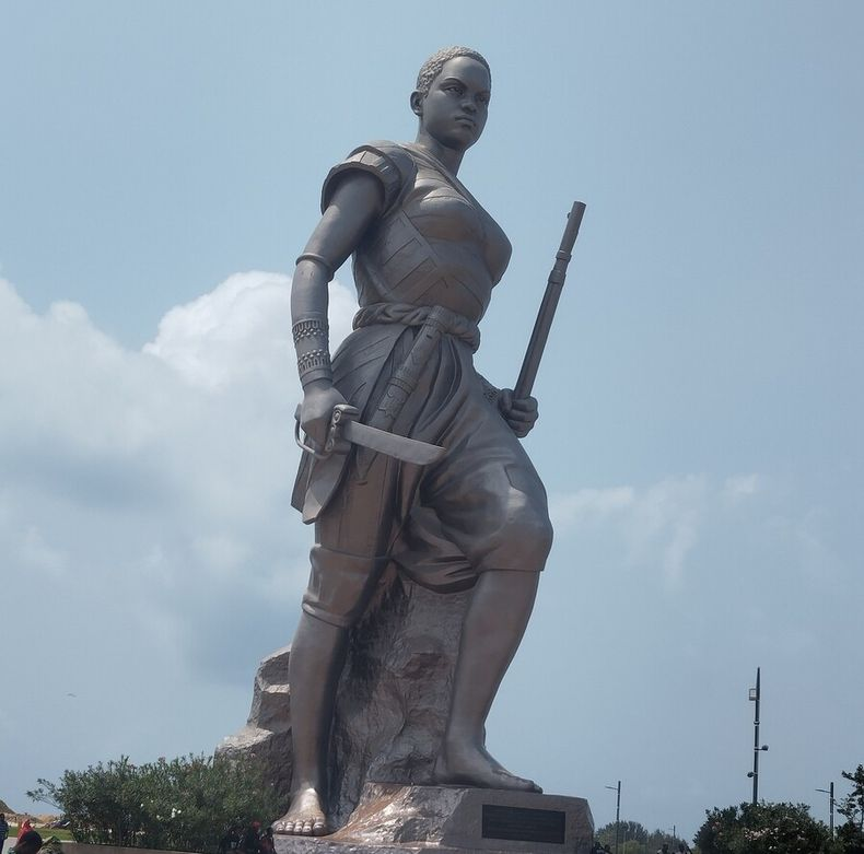 El Monumento a las Amazonas, un emblema de Benín.