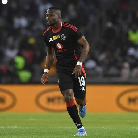 🚨 𝐄𝐗𝐂𝐋𝐔𝐒𝐈𝐕𝐄: المهاجم الجنوب أفريقي 🇿🇦 تشيجوفاتسو جون ماباسو  البالغ من العمر 28 عام لاعب فريق اورلاندو بيراتس الجنوب أفريقي مهاجم مميز  جداً ويتابع من أحد أكبر الأندية الإفريقية لعب هدا العام