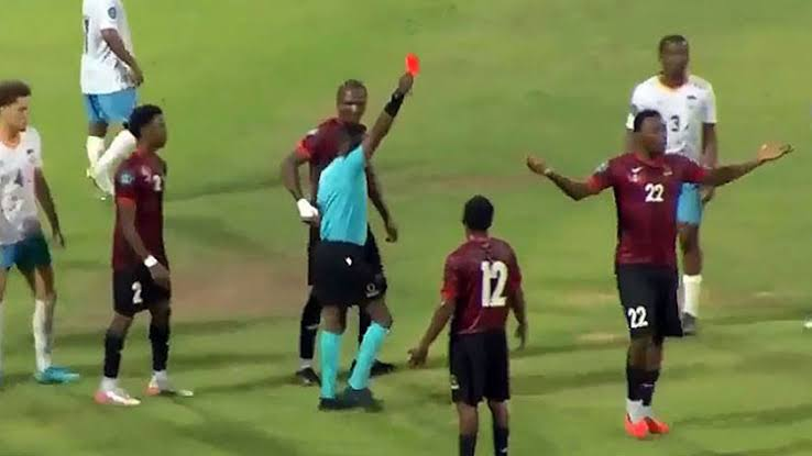 Aedan Scipio, uzun saçlarıyla rakibine 2 kırmızı kart aldırdı - Futbol Haberleri